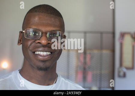 Glücklicher junger Mann mit Williams-Syndrom Stockfoto