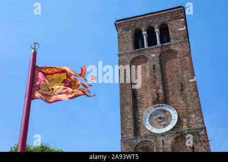 Die Flagge von Venedig mit dem Turm von Santa Maria e San Donato Kirche auf der venezianischen Insel Murano in Italien. Stockfoto