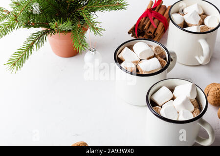 Heiße Schokolade, Kakao auf der festlichen weissen Tisch, traditionelle Herbst und Winter heißen Getränk mit Marshmallow in Weiß Becher, Nahaufnahme Stockfoto