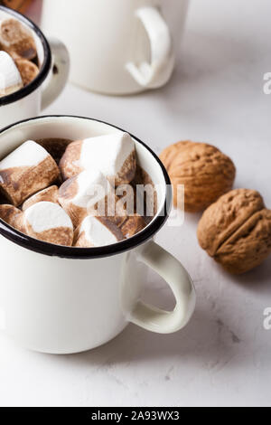 Heiße Schokolade, Kakao auf der festlichen weissen Tisch, traditionelle Herbst und Winter heißen Getränk mit Marshmallow in Weiß Becher, Nahaufnahme Stockfoto