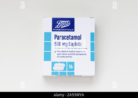 London/Großbritannien - 12. November 2019 - Packet von Paracetamol von Boots Apotheke, Ansicht von oben. Boots UK Ltd ist ein Gesundheits- und Schönheitspflegeprodukte und Apothekenkette Stockfoto