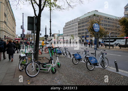 Elektrische Fahrräder und Motorroller mieten im Stadtzentrum von Berlin, ökologischen Europäischen Kultur Stockfoto