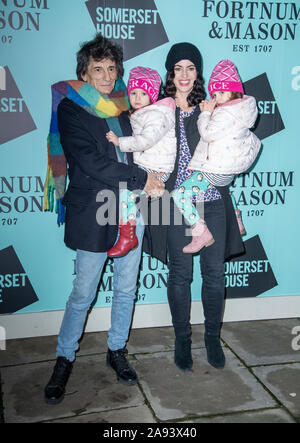 London, Großbritannien. 12 Nov, 2019. Ronnie Wood, Sally Holz mit Zwillingen Gracie Jane & Alice Rose nehmen an der Opening Party Skate im Somerset House am 12. November 2019 in London, England Credit: Gary Mitchell, GMP-Media/Alamy leben Nachrichten Stockfoto