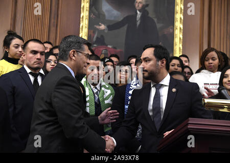 Washington, United States. 12 Nov, 2019. Rep. Joaquin Castro von Texas (R) schüttelt Hände mit Kalifornien Attorney General Xavier Becerra, wie Sie die Kläger für die Nachträglichkeit für die Kindheit Ankünfte (DACA), auf dem Capitol Hill, Dienstag, November 12, 2019 in Washington, DC. Das Oberste Gericht ist Anhörung Argumente, die sich auf die Politik der Trumpf Administration auf DACA, der so genannte migrationshintergrund "REIBAHLEN". Foto von Mike Theiler/UPI Quelle: UPI/Alamy leben Nachrichten Stockfoto