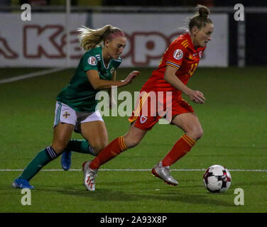Seaview Stadion, Belfast, Nordirland, Vereinigtes Königreich. 12. Nov 2019. Die UEFA Euro 2021 Qualifier: Nordirland gegen Wales (rot). Aktion von heute Abend Spiel. Rachel Rowe (13) im Besitz von Wales. Quelle: David Hunter/Alamy Leben Nachrichten. Stockfoto