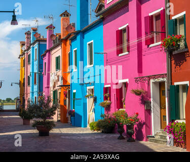 Eine Straße der schönen bunten Häuser auf der venezianischen Insel Burano in Norditalien. Stockfoto