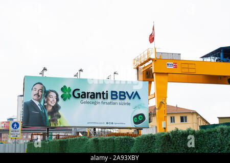 Istanbul, Türkei - November: -10.2019 Garanti BBVA ist ein Finanzinstitut im Bankgeschäft tätig. Auf einer anschlagtafel fotografiert. Stockfoto