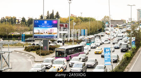 Istanbul, Türkei - November -10.2019: Verkehr, in Zincirlikuyu Bereich auftritt. Überfüllten Stadt. Stockfoto