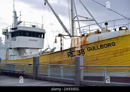 Reykjavik, Island. Ein Frachter gefesselt in einem Dock in der Altstadt von Reykjavik Harbour. Stockfoto