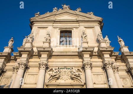 Das Äußere der Kirche Santa Maria Assunta, auch bekannt als ich Gesuiti, im Viertel Cannaregio in Venedig in Italien. Stockfoto