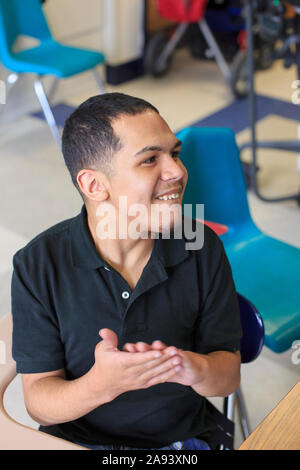 Junge mit spastischer viereckiger Zerebralparese in der Schule Stockfoto