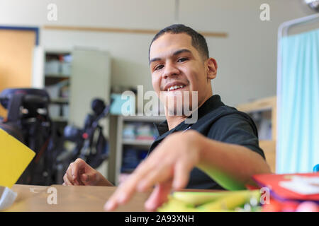 Junge mit spastischen viereckigen Zerebralparese Lernen in der Schule Stockfoto