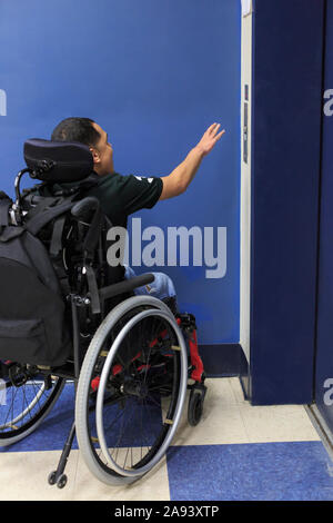 Junge mit spastischen viereckigen zerebralen Lähmung mit Aufzug in der Schule Stockfoto