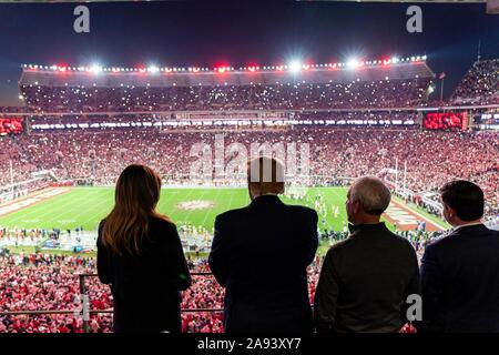 Us-Präsident Donald Trump und First Lady Melania Trump Ansehen der Universität von Alabama vs Louisiana State University Fußballspiel am Bryant-Denny Stadium 9. November 2019 in Tuscaloosa, Alabama. Stockfoto