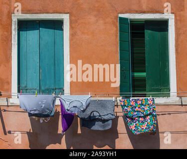 Venedig, Italien - 20. Juli 2019: Kleidung hanging out außerhalb eines venezianischen Gebäude in der Altstadt von Venedig, Italien zu trocknen. Stockfoto