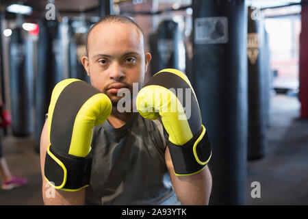 Mann mit Down-Syndrom Boxen Stockfoto