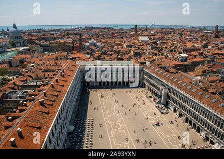 Venedig, Italien - 20. Juli 2019: eine atemberaubende Aussicht vom Markusplatz Glockenturm Campanile in der Stadt Venedig in Italien. Piazza San Marco zu sehen und ein. Stockfoto