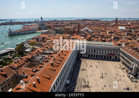 Venedig, Italien - 20. Juli 2019: eine atemberaubende Aussicht vom Markusplatz Glockenturm Campanile in der Stadt Venedig in Italien. Piazza San Marco zu sehen und ein. Stockfoto