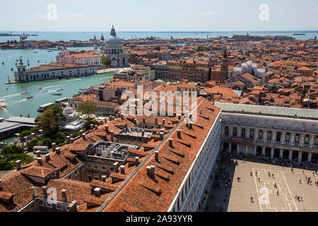 Venedig, Italien - 20. Juli 2019: eine atemberaubende Aussicht vom Markusplatz Glockenturm Campanile in der Stadt Venedig in Italien. Piazza San Marco zu sehen und ein. Stockfoto