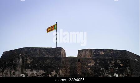 GALLE, SRI LANKA - 10. AUGUST 2016: Die beste Stadt südlich von Sri Lanka, der alte Uhrturm und die Sri Lanak Flagge bei Galle Dutch Festung 17. centurys Stockfoto