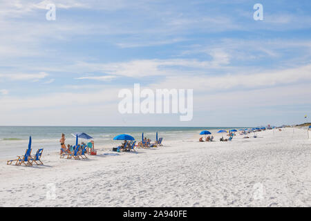 Menschen und Familien genießen Sie den weißen Sandstrand und Strände von Florida Panhandle, Golf von Mexiko, in der Küste von Florida, USA. Stockfoto