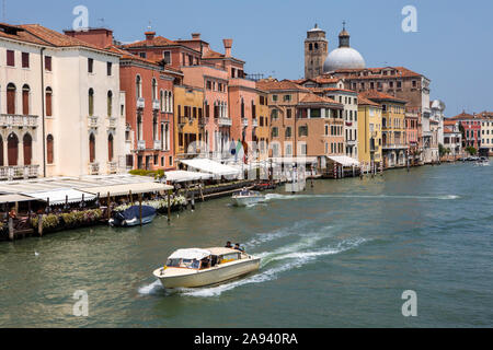 Venedig, Italien - 21. Juli 2019: Der Grand Canal von Scalzi Brücke im Viertel Cannaregio in Venedig, Italien. Die Kuppel und den Turm von San Geremia c Stockfoto