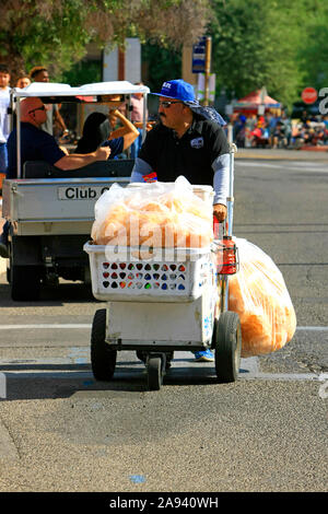 Popcorn, Popcorn, Ihr Popcorn erhalten Sie hier..... Tucson Veterans Day Parade Stockfoto