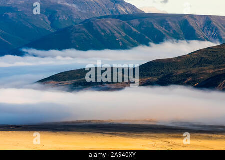 Morgennebel bedeckt den Rand des Tals von zehntausend Rauchschwaden im Katmai National Park und Preserve; Alaska, Vereinigte Staaten von Amerika Stockfoto