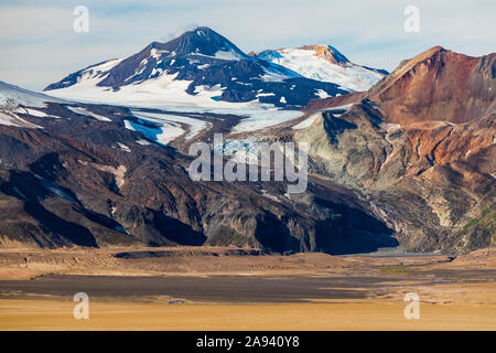Blick auf Mount Martin mit Blick auf das Tal der zehntausend Rauchwolken, Katmai National Park und Preserve; Alaska, Vereinigte Staaten von Amerika Stockfoto