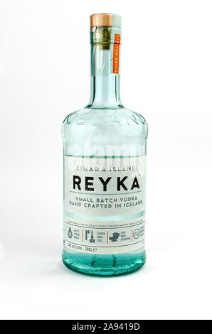 Flasche Reyka Vodka isoliert auf Weiss. Reyka in Island ist handgefertigt und gefiltert durch Lavagestein. Stockfoto