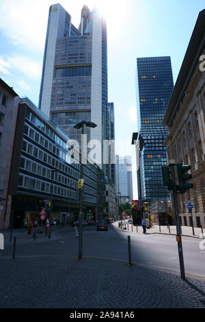 Frankfurt, Deutschland - Juli 06, 2019: Fußgänger entlang der Einkaufsstraße Rossmarkt mit Geschäften am Juli 06, 2019 in Frankfurt am Main. Stockfoto