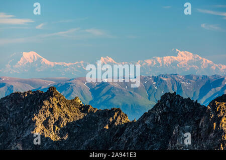 Fernansicht des Mount Foraker (links), Mount Hunter (Mitte) und Denali (rechts) mit Blick auf den Gipfelgrat des Pioneer Peak Stockfoto