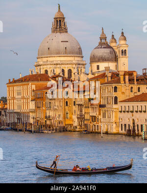 Der atemberaubende Blick von der Ponte dell'Accademia im Anblick auf den Canale Grande und die Basilica di Santa Maria della Salute, die in der schönen Stadt Stockfoto