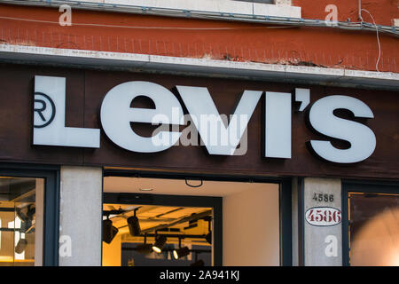 Venedig, Italien - 17. Juli 2019: Das Levis Logo über dem Eingang zu Ihrem Store in der Stadt Venedig in Italien. Stockfoto