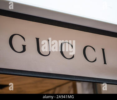 Venedig, Italien - 18. Juli 2019: Die Gucci-Logo über dem Eingang zu Ihrem Store in der Stadt Venedig in Italien. Stockfoto