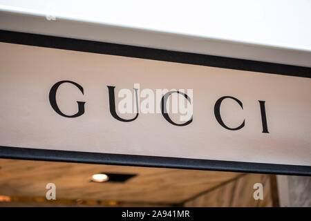 Venedig, Italien - 18. Juli 2019: Die Gucci-Logo über dem Eingang zu Ihrem Store in der Stadt Venedig in Italien. Stockfoto