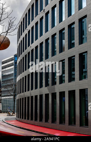 Fassade eines Geschäftsgebäudes mit Linien und Fenstern; St. Gallen, St. Gallen, Schweiz Stockfoto