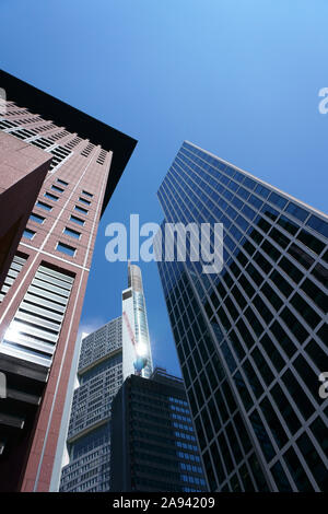 Die Unterseite, und nach Ansicht des Japan Center Wolkenkratzer und der Commerzbank Tower in Frankfurt umgibt, aus verschiedenen anderen Wolkenkratzer. Stockfoto