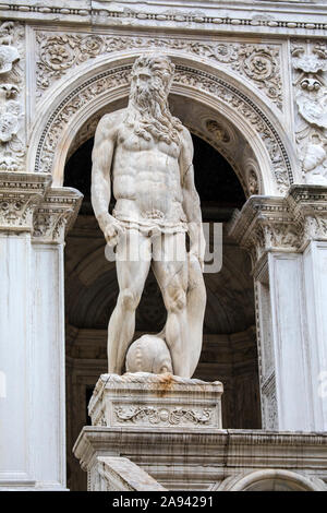 Venedig, Italien - 18. Juli 2019: eine Statue des Neptun - die Römischen Gott des Meeres, an die Riesen Treppe am Dogenpalast entfernt, auch als Pal bekannt Stockfoto