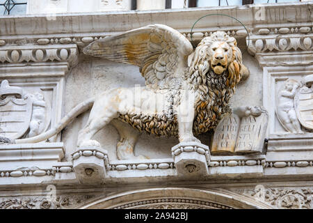 Venedig, Italien - 18. Juli 2019: Der Löwe von St. Mark, oder der Löwe von Venedig, über die Riesen Treppe am Dogenpalast entfernt, auch als Pal bekannt Stockfoto