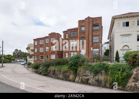 Eine Reihe von dreistufigen, doppelwandigen, polychromen Backsteinwohnungen oder Flats im Art déco-Stil der Zwischenkriegszeit in Cremorne Point, Sydney, Australien Stockfoto