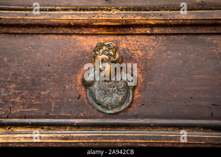 Venedig, Italien - 18. Juli 2019: Eine reich verzierte Tür Knopf an der Dogenpalast oder Palazzo Ducale in der Stadt Venedig, Italien. Stockfoto