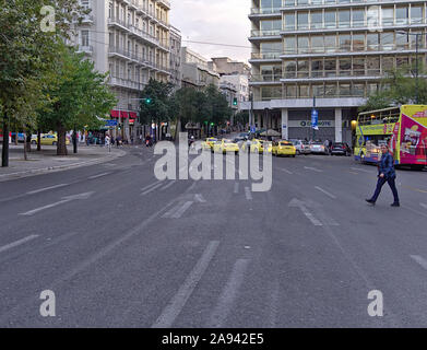 Athen/Griechenland - 02. November 2019: Syntagma-Platz, Fußgänger die Straße überqueren. Stockfoto