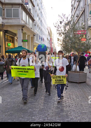 Athen/Griechenland - 02. November 2019: Greenpeace jungen Demonstranten halten Banner über den Klimawandel und einen schwarzen Sarg tragen mit einer Kugel in den Ermou stre Stockfoto