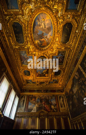 Venedig, Italien - 18. Juli 2019: Blick auf den herrlichen Decke des Raumes des Collegio am Dogenpalast, auch bekannt als Palazzo Ducale in Venic Stockfoto