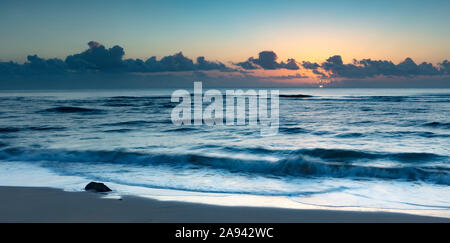 Sonnenaufgang über dem Pazifik, vom Strand aus gesehen; Kauai, Hawaii, Vereinigte Staaten von Amerika Stockfoto