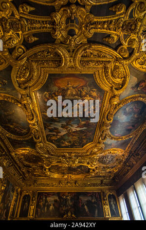 Venedig, Italien - 18. Juli 2019: Blick auf den herrlichen Decke der Kammer des Senats am Dogenpalast, auch bekannt als Palazzo Ducale in Veni Stockfoto