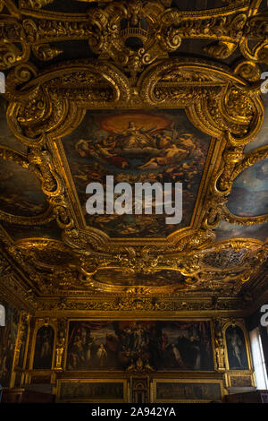 Venedig, Italien - 18. Juli 2019: Blick auf den herrlichen Decke der Kammer des Senats am Dogenpalast, auch bekannt als Palazzo Ducale in Veni Stockfoto