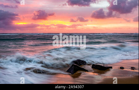 Sonnenaufgang über dem Pazifischen Ozean, vom Lydgate Strand aus gesehen; Kapaa, Kauai, Hawaii, Vereinigte Staaten von Amerika Stockfoto