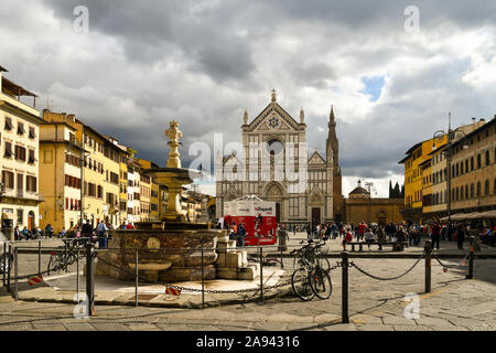 Malerischer Blick auf die Piazza Santa Croce Platz mit dem Brunnen und der berühmten Basilika Santa Croce (Heiliges Kreuz Basilika), Florenz, Toskana, Italien Stockfoto